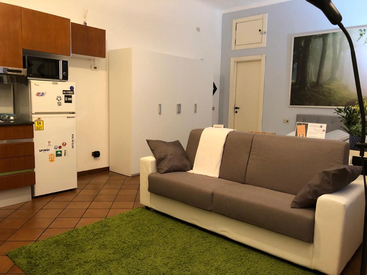 Large Studio Isola Apartment Milan Bagian luar foto