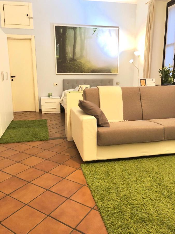 Large Studio Isola Apartment Milan Bagian luar foto